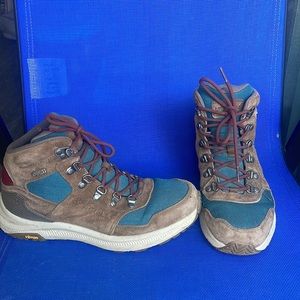 Women’s Size 9 Merrell Vibram Sole Waterproof Hiking Boots / Shoes